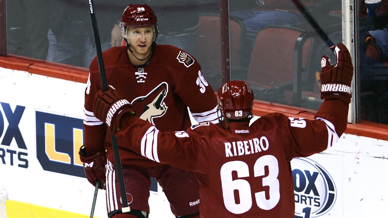 Coyotes rout Islanders for second straight win
